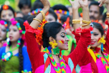 Kolkata, Hindistan - 21 Mart 2019: Bahar festivali makyajlı güzel kız, Holi festivalinde neşeli ifade, Dol (Bengalce) veya Holi (Hintçe) olarak bilinir..