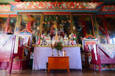 Rinchenpong, Sikkim, Hindistan - 17 Ekim 2016: Rinchenpong manastırında duvarlarında süslü duvar resimleri olan Budizm 'in dini heykelleri.