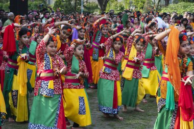 Kolkata, Hindistan - 21 Mart 2019: Renkli sari (geleneksel Hint elbisesi) ve Palash çiçekleri (Butea monosperma) giymiş kız dansçılar, Dol (Bengalce) veya Holi (Hintçe) festivalinde dans ediyorlar..