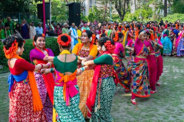 Kolkata, Hindistan - 21 Mart 2019: Bahar festivali makyajlı güzel kız, Holi festivalinde neşeli ifade, Dol (Bengalce) veya Holi (Hintçe) olarak bilinir..