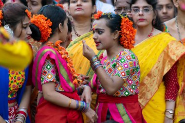 Kolkata, Hindistan - 21 Mart 2019: Bahar festivalinde güzel genç kızlar makyaj yapıyor, Holi festivalinde Dol (Bengalce) ya da Holi (Hintçe) olarak bilinen samimi sohbetin tadını çıkarıyorlar..