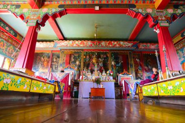 Rinchenpong, Sikkim, Hindistan - 17 Ekim 2016: Budizm 'in dinsel heykelleri Rinchenpong manastırındaki ahşap zemine yansıyor ve duvarlarında süslü duvar resimleri var. Yer seviyesinden görüntü görüntüsü.