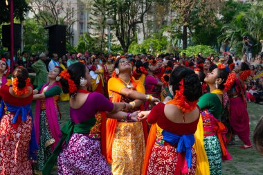 Kolkata, Hindistan - 21 Mart 2019: Bahar festivali makyajlı güzel kız, Holi festivalinde neşeli ifade, Dol (Bengalce) veya Holi (Hintçe) olarak bilinir..