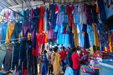 Kolkata, Batı Bengal, Hindistan - 10 Eylül 2019: Yeni Pazar alanı, Kolkata 'da satılık renkli giysiler. Giysiler burada makul fiyatlara satılıyor..