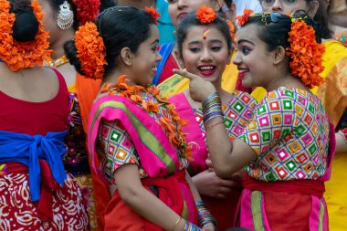 Kolkata, Hindistan - 21 Mart 2019: Bahar festivalinde güzel kızlar makyaj yapıyor, gülümsüyor ve Holi festivalinde eğleniyor, Dol (Bengalce) veya Holi (Hintçe) olarak biliniyor..