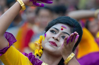 Kolkata, Hindistan - 21 Mart 2019: Bahar festivali makyajlı güzel kız, Holi festivalinde neşeli ifade, Dol (Bengalce) veya Holi (Hintçe) olarak bilinir..