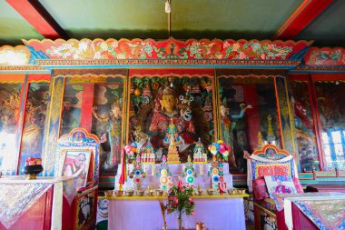 Rinchenpong, Sikkim, Hindistan - 17 Ekim 2016: Rinchenpong manastırında duvarlarında süslü duvar resimleri olan Budizm 'in dini heykelleri.