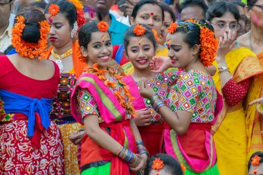 Kolkata, Hindistan - 21 Mart 2019: Bahar festivalinde güzel kızlar makyaj yapıyor, Dol (Bengalce) veya Holi (Hintçe) olarak bilinen Holi festivalinde eğleniyorlar..