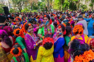 Kolkata, Hindistan - 21 Mart 2019: Diğer yüzlere abir uygulayan güzel genç kızlar, bahar şenlikli makyajlarıyla, abir khela 'nın tadını çıkarırken, Holi utsab' a göre renk festivali.