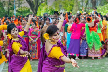 Kolkata, Hindistan - 21 Mart 2019: Bahar festivali makyajlı güzel kız, Holi festivalinde neşeli ifade, Dol (Bengalce) veya Holi (Hintçe) olarak bilinir..