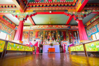 Rinchenpong, Sikkim, Hindistan - 17 Ekim 2016: Budizm 'in dinsel heykelleri Rinchenpong manastırındaki ahşap zemine yansıyor ve duvarlarında süslü duvar resimleri var. Yer seviyesinden görüntü görüntüsü.