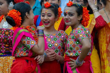 Kolkata, Hindistan - 21 Mart 2019: Bahar festivalinde güzel kızlar makyaj yapıyor, gülümsüyor ve Holi festivalinde eğleniyor, Dol (Bengalce) veya Holi (Hintçe) olarak biliniyor..