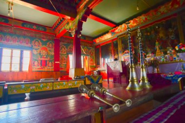 Rinchenpong, Sikkim, Hindistan - 17 Ekim 2016: Rinchenpong manastırında duvarlarında süslü duvar resimleri olan Budizm 'in dini heykelleri.