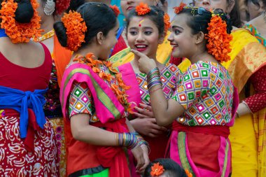 Kolkata, Hindistan - 21 Mart 2019: Bahar festivalinde güzel genç kızlar makyaj yapıyor, Holi festivalinde Dol (Bengalce) ya da Holi (Hintçe) olarak bilinen samimi sohbetin tadını çıkarıyorlar..