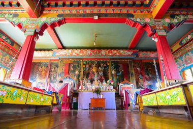 Rinchenpong, Sikkim, Hindistan - 17 Ekim 2016: Budizm 'in dinsel heykelleri Rinchenpong manastırındaki ahşap zemine yansıyor ve duvarlarında süslü duvar resimleri var. Yer seviyesinden görüntü görüntüsü.