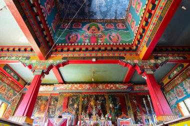 Rinchenpong, Sikkim, Hindistan - 17 Ekim 2016: Rinchenpong manastırındaki dini Budizm heykelleri ve duvarları süslenmiş duvar resimleri. Aşağıdan ateş edilmiş..