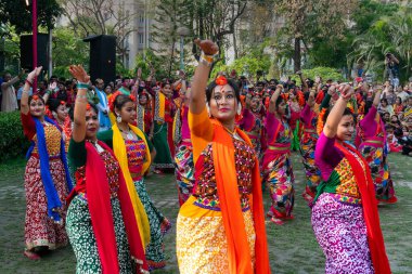 Kolkata, Hindistan - 21 Mart 2019: Bahar festivali makyajlı güzel kız, Holi festivalinde neşeli ifade, Dol (Bengalce) veya Holi (Hintçe) olarak bilinir..