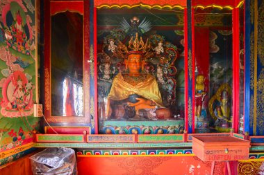 Rinchenpong, Sikkim, Hindistan - 17 Ekim 2016: Rinchenpong manastırında duvarlarında süslü duvar resimleri olan Budizm 'in dini heykelleri.