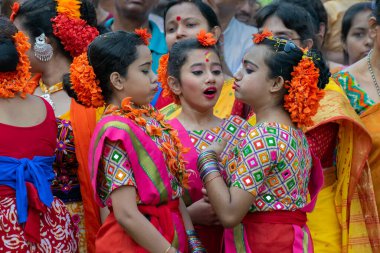 Kolkata, Hindistan - 21 Mart 2019: Bahar festivalinde güzel genç kızlar, Holi festivalinde neşeli bir ruh hali içinde, Dol (Bengalce) ya da Holi (Hintçe) olarak da bilinir..