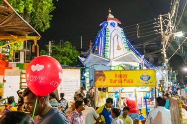 Howrah, Batı Bengal, Hindistan - 14 Nisan 2019: Bengali Yeni Yıl arifesinde, geceleri Gajan veya Charak festivali olarak bilinen Lord Shiva 'nın tapınağının önünde aşk işaretli balonlar satılıyor.