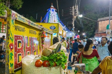 Howrah, Batı Bengal, Hindistan - 14 Nisan 2019: Murhi, narkol, domates, dhonepata - Hint Bengali yemekleri, gece Gajan veya Charak festivalinde satılıyor..