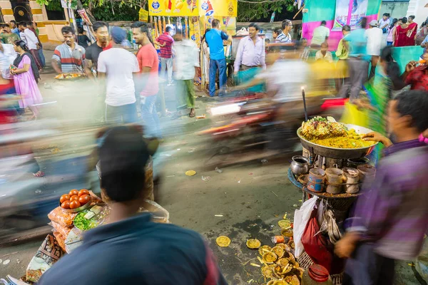 2019年4月14日インド 西ベンガル州ハウラー ベンガリの新年に販売される 道端のインドのベンガリ料理であるチョッティとヴェルプリ 意図的な動きのぼかしを示すための遅いシャッタースピード — ストック写真