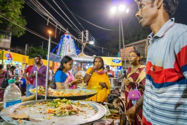 Howrah, Batı Bengal, Hindistan - 14 Nisan 2019: Hint Bengali yemekleri yapan sokak satıcısı, Gajan ya da Charak festivalinde Hindu fanatikleri için bir yol kenarı Bengali yemeği, Bengali yeni yılı, gece.