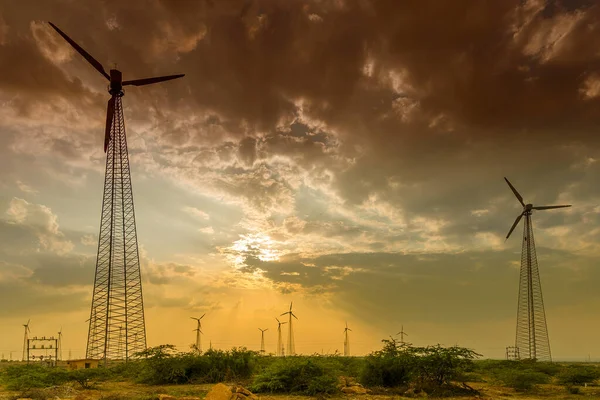 印度拉贾斯坦邦的风车轮廓 在暮色中 夕阳西下 天空乌云密布 — 图库照片