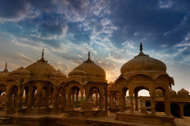 Bada Bagh ya da Barabagh, Hindistan 'ın Jaisalmer şehrinde Jaisalmer Kralları anlamına gelen bir bahçe kompleksi. Günbatımı Turist Çekimi.