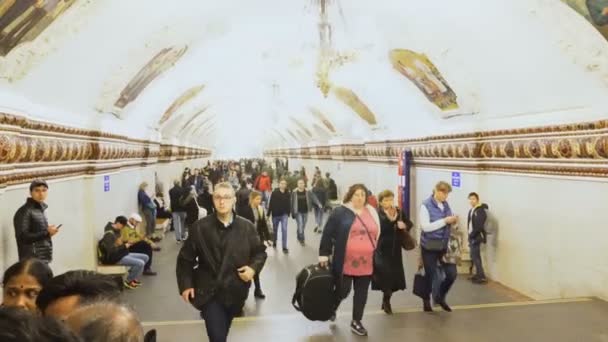 Moskova Rusya Nisan 2018 Moskova Rusya Metro Istasyonunda Yoğun Yolcular — Stok video
