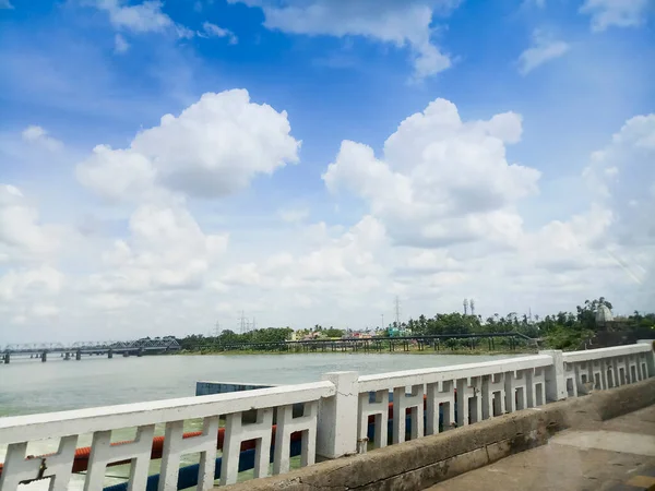 背景に青い空と白い雲とOdishaのMahanadi川の美しい風景画像 コピースペースを持つOdishaの自然ストック画像 — ストック写真