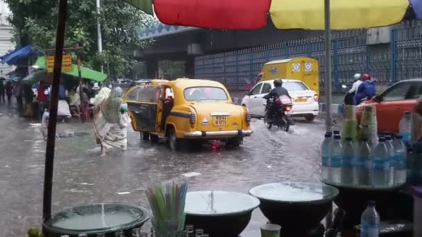 コルカタ 西ベンガル州 インド 8月2019 女性と子供は 水浸しの歩道を通過した後 黄色のタクシーに乗ることができます コルカタのモンスーン — ストック動画