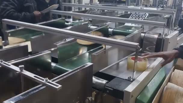 Delhi Índia Dezembro 2019 Fabricação Chapas Feitas Papel Usando Máquina — Vídeo de Stock