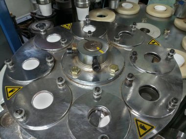 Kağıt bardaklar kağıttan yapılıyor, kağıt bardak üretim makineleri kullanılarak, çalışan bir bardak imalatının veya üretim ünitesinin içerisinden.