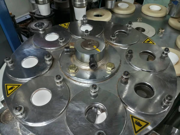 Kağıt bardaklar kağıttan yapılıyor, kağıt bardak üretim makineleri kullanılarak, çalışan bir bardak imalatının veya üretim ünitesinin içerisinden.