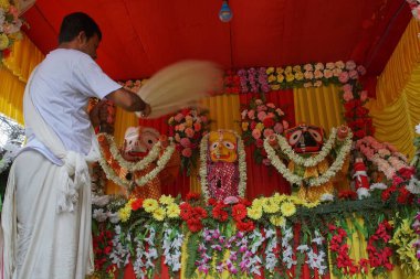 Howrah, Batı Bengal, Hindistan - 7 Temmuz 2019: Tanrı Jagannath, Balaram ve Suvodra 'ya tapınan Hindu rahip. Bir çeşit hayran. Ratha Jatra festivali Hindistan 'da ünlü bir Hint festivali..