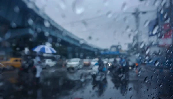 Imagem Tirada Através Gotas Chuva Caindo Vidro Molhado Borrões Abstratos — Fotografia de Stock