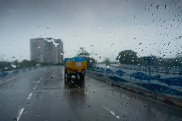 Imagem Tirada Através Gotas Chuva Caindo Vidro Molhado Borrões Abstratos — Fotografia de Stock