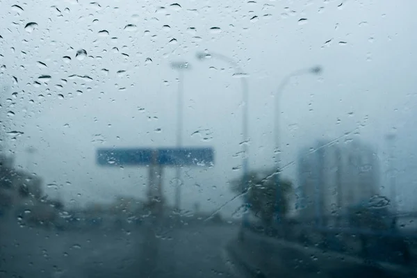 Esőcseppek Zuhannak Autó Szélvédőjének Üvegére Nabanna Épület Útjelző Táblák Absztrakt — Stock Fotó