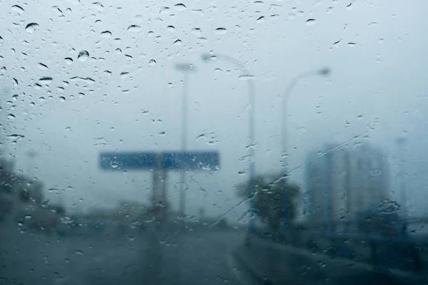 Gotas Chuva Caindo Vidro Pára Brisas Carro Borrões Abstratos Construção — Fotografia de Stock