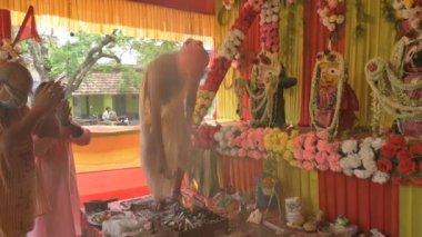 Howrah, Batı Bengal, Hindistan - 29 Haziran 2020: Hindu rahip, Tanrı Jagannath, Balaram ve Suvodra 'nın putuna tapındıktan sonra Yajna' yı bitiren, kutsal ateşin önünde, pandalın içinde..