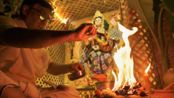インド 西ベンガル州ハウラー2019年2月17日 ヒンドゥー教のピューロヒットはヤナの神聖な火を上げ 女神サラスワティを崇拝し 崇拝中にマントラを唱え 夜に聖なる本を読む — ストック動画