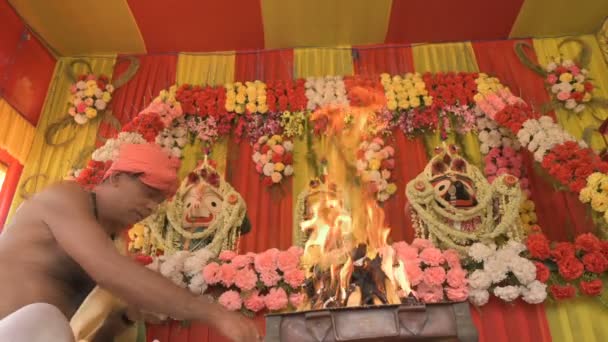 インドの西ベンガル州ハウラー2020年6月29日 ヒンドゥー教の祭司がヤナの火を上げ ジャガナト バララム スヴォドラの偶像を聖なる火の前でパンダルの中で拝んだ 真言を唱えている — ストック動画