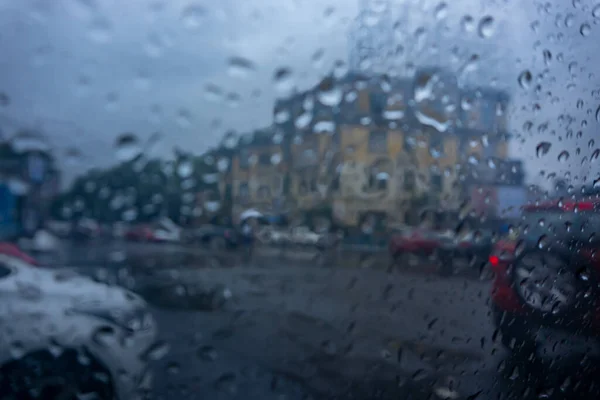 Imagem Tirada Através Gotas Chuva Caindo Vidro Molhado Borrões Abstratos — Fotografia de Stock