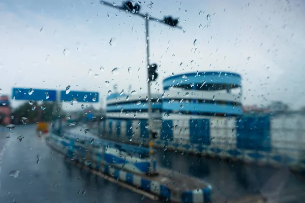 자동차 유리에 빗방울이 떨어지고 나바나 건물의 추상적 표지판이 나타난다 Monsoon — 스톡 사진