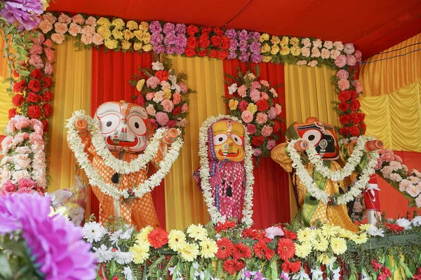 ジャガナト バララム スヴォドラの偶像が崇拝されています インド 西ベンガル州ハウラーでのラタジャトラ祭り — ストック写真