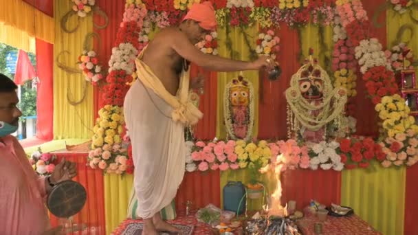 印度西孟加拉邦Howrah 2020年6月29日 印度教牧师在圣火前升起雅纳之火 崇拜神的偶像Jagannath Balaram和Suvodra 在板内 他在讲咒语 — 图库视频影像