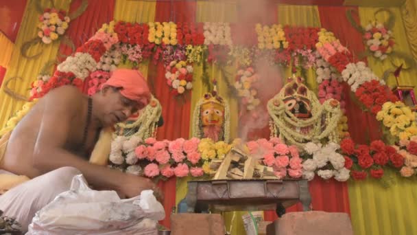 印度西孟加拉邦Howrah 2020年6月29日 印度教牧师安排Yajna崇拜班达尔内的神Jagannath Balaram和Suvodra的偶像 在圣火前使用咒语 — 图库视频影像