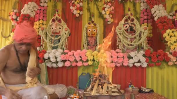インド西ベンガル州ハウラー2020年6月29日 ヒンドゥー教の聖職者は ジャガナート バララム スヴォドラの偶像をパンダルの中で マントラで聖なる火の前で崇拝するようにヤジャを作った — ストック動画