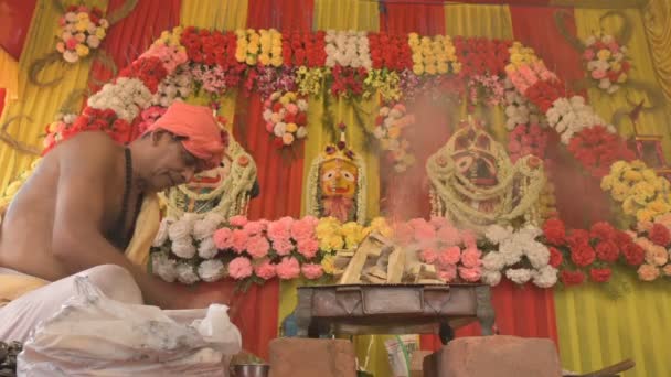 印度西孟加拉邦Howrah 2020年6月29日 印度教牧师安排Yajna崇拜班达尔内的神Jagannath Balaram和Suvodra的偶像 在圣火前使用咒语 — 图库视频影像